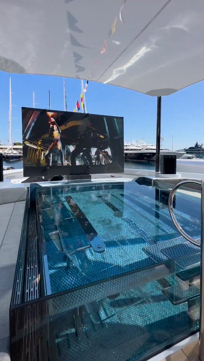 "Panoramic" jacuzzi, Steel and Glass, at the bow of MY